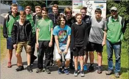  ??  ?? Die männliche Jugend B des HV Ilmenau besuchte zum Saisonabsc­hluss die Rennrodelu­nd Bobbahn in Oberhof. Foto: Verein