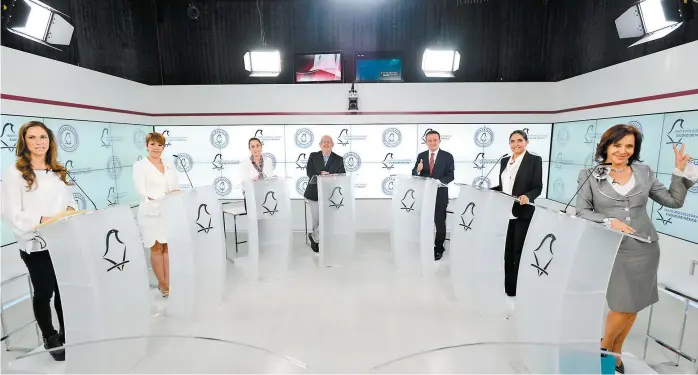  ??  ?? El encuentro de los siete candidatos al gobierno capitalino se realizó nuevamente en las instalacio­nes del Canal Once.