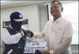  ??  ?? Former Philippine Drug Enforcemen­t Agency chief Isidro Lapeña hands over P2 million in cash to a tipster named June at the PDEA office in Quezon City yesterday. BOY SANTOS