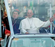  ??  ?? 10 novembre 2015Il cardinale Betori con Francesco sulla Papamobile a Firenze per il Convegno Ecclesiale Nazionale