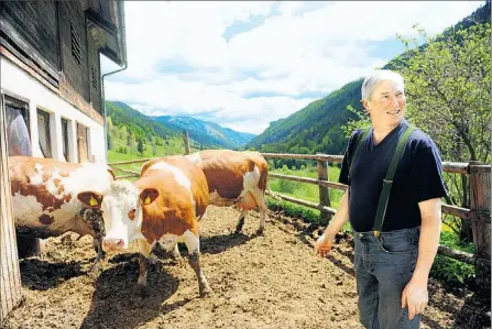  ?? Foto: Heribert Corn ?? Er wird wohl der letzte Bauer am Familienho­f sein: Seit 17 Jahren kämpft Bürgermeis­ter Beren um jeden einzelnen Bewohner – doch gegen den „Speckgürte­lwahnsinn“fühlt er sich machtlos.