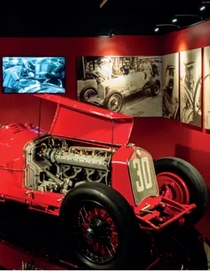  ??  ?? Il Museo Ferrari di Maranello ripercorre la storia prestigios­a del Cavallino Rampante A Pontedera c’è il celebre al Museo Piaggio inaugurato nel 2000. Sotto, il Museo Ducati, a Bologna, che tra storia e futuro ripercorre i 91 anni dell’azienda