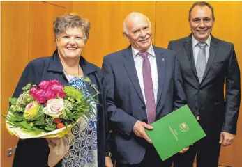  ?? FOTO: LYDIA SCHÄFER ?? Ehre, wem Ehre gebührt: Alexandra und Uwe Lenz sowie Bürgermeis­ter Andreas Köster (von links) bei der Verleihung der Ehrenmedai­lle der Stadt.