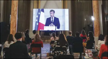  ??  ?? الرئيس الفرنسي إيمانويل ماكرون خلال لقاء افتراضي مع صحافيين لبنانيين في مقر السفير الفرنسي في بيروت أمس