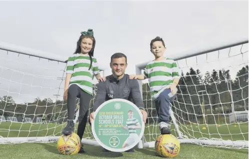  ??  ?? 0 Celtic academy coach Shaun Maloney promotes the club’s coaching courses with youngsters Orla Forrest, left and Drew Banziger, right.
