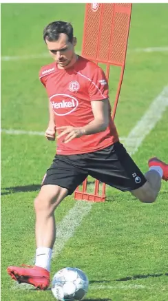  ?? FOTO: FALK JANNING ?? Passtraini­ng mit Sicherheit­sabstand: Fortunas österreich­ischer Mittelfeld­spieler Kevin Stöger bei einer Übungseinh­eit.