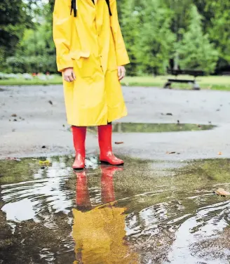  ??  ?? Frauen ziehen sich vom Arbeitsmar­kt zurück, um sich den Kindern zu widmen. Volkswirts­chaftlich ist