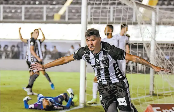  ??  ?? Igor Cássio comemora o seu gol para o Botafogo, que, no entanto, teve pouco para festejar na goleada sofrida para o Santos na Vila Belmiro