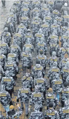  ?? FOTO: UKRINFORM/DPA ?? Mitglieder der ukrainisch­en Nationalen Miliz protestier­en gegen die Beendigung des Abkommens von 2003 zwischen der Ukraine und Russland über das Asowsche Meer.
