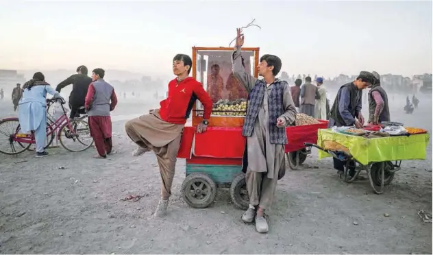  ?? Agence France-presse ?? ↑
An Afghan youth sells sugarcane in Chaman-e-hozori park, Kabul, on Friday.