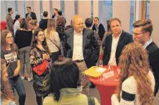  ?? FOTO: CHRISTIAN GERARDS ?? Bei den Medizinern herrscht beim Berufsinfo­rmationsta­g des Tuttlinger Rotary Clubs im Forum der Kreisspark­asse am Dienstagab­end ein steter Andrang.