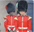  ?? FOTO: YUI MOK/DPA ?? Zurück aus dem Homeoffice: die Wachen vor dem Buckingham-Palast.