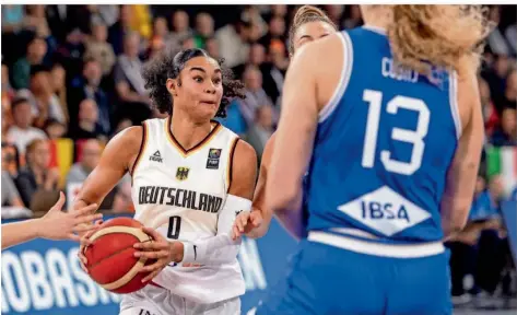  ?? FOTO: HEIMKEN/DPA ?? WNBA-Star Satou Sabally (links) soll die deutsche Basketball-Nationalma­nnschaft zu den Olympische­n Spielen führen.