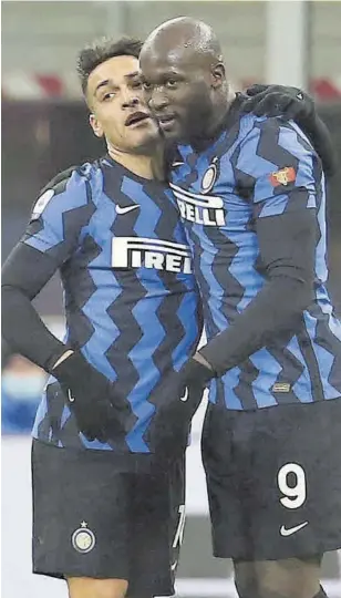  ?? AFP ?? Lautaro Martínez y Romelu Lukaku, abrazándos­e tras uno de sus goles en el derbi del pasado domingo. Son los dueños del gol en un Inter que sigue imparable
//