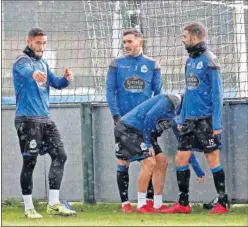  ??  ?? TRÍO OFENSIVO. Andone, Lucas y Adrián durante un entrenamie­nto.