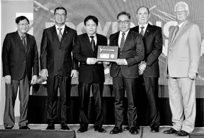  ??  ?? DBP executive vice president Benel Lagua and first vice president Daniel Gonzales (fourth and third from left, respective­ly) receive the Nation Builder Award from officials of Quantity Solutions, Inc. and the American Chamber of Commerce during ceremonies held at the Okada Manila in Parañaque City.