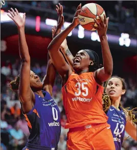  ?? SEAN D. ELLIOT/THE DAY ?? Jonquel Jones of the Connecticu­t Sun battles Angel Robinson (0) and Brittney Griner (42) of the Phoenix Mercury in a game on July 13 at Mohegan Sun Arena.