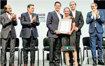  ?? CORTESÍA ?? El Presidente dio reconocimi­entos a mujeres participan­tes/