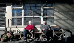  ?? IAIN MCGREGOR/STUFF ?? Wattie and Bev Meadowcrof­t sun themselves outside their cold house.
