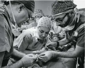  ??  ?? A Shisong (Camerun), l’equipe medica prepara un bambino prima dell’operazione presso il Cardiac Center, realizzato grazie all’associazio­ne Bambini Cardiopati­ci nel Mondo.