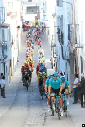  ??  ?? 1 Albanchez de Mágina.
Astana Pro Team marca el ritmo del pelotón en el empinado paso por la localidad jienense.