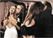  ??  ?? OLTRE 40 FILM IN 40 ANNI L’esordio di Carole nel 1977, in Quell’oscuro oggetto del desiderio di Luis Buñuel, con Fernando Rey (1917-1994).