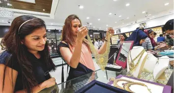  ?? Ahmed Ramzan/Gulf News Archive ?? Customers at a jewellery store in Dubai. How the dollar fares and the effect of trade-related tensions on emerging market currencies will be topmost on gold buyers’ minds in weeks ahead.