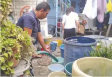  ??  ?? Los vecinos afirman que el agua para bañarse será reciclada para los sanitarios, al agua que el líquido para trapear.