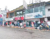  ?? ?? Destrozada­s y en algunas partes inexistent­es, así están las paradas del transporte en Villahermo­sa.