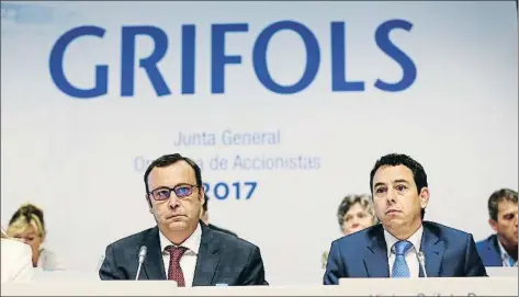  ?? ALEJANDRO GARCÍA / EFE ?? Raimon Grífols i Víctor Grífols Deu, consellers delegats de la companyia, a la darrera junta d’accioniste­s