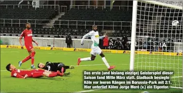  ??  ?? Das erste (und bislang einzige) Geisterspi­el dieser Saison fand Mitte März statt. Gladbach besiegte Köln vor leeren Rängen im Borussia-Park mit 2:1. Hier unterlief Kölns Jorge Meré (v.) ein Eigentor.