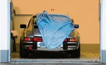  ?? Foto: Fabian Hoberg, dpa ?? Gute Nacht, alter Freund: Für den Winterschl­af eignen sich atmungsakt­ive und weiche Abdeckunge­n als automobile Zudecke. Und eine trockene Garage ist natürlich ideal.