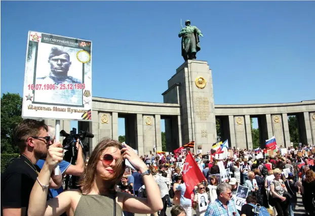  ??  ?? Am 9. Mai 2018 treffen sich Menschen zur Aktion Bessmertny Polk, einem Gedenkmars­ch für die sowjetisch­en Soldaten, im Berliner Tiergarten.