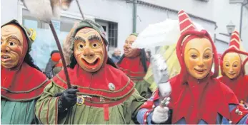  ?? FOTO: SUSI WEBER ?? Gemeinsam schunkeln, lachen, anderen eine Freude, viel Bleedsinn und auch mal Party machen: Für all das an der Fasnet 2024 bedanken sich die Hudelmale.