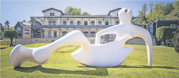  ?? FOTO: HELMUT REINELT (BY PERMISSION OF THE HENRY MOORE FOUNDATION) ?? Gastspiel im Arp-Museum Rolandseck anlässlich der Jubiläumsa­usstellung: Henry Moore, „Large Reclining Figure“, 1984.