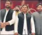  ?? HT PHOTO ?? SP chief Akhilesh Yadav with some leaders who joined the party on Friday.