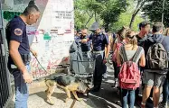  ??  ?? I controlli antidroga fuori da una scuola di Firenze