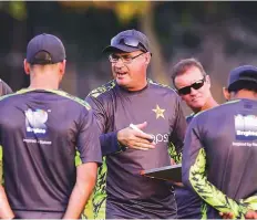  ?? Virendra Saklani/Gulf News ?? Pakistan head coach Mickey Arthur with players and support staff during practice at ICC Academy on Wednesday.