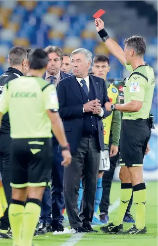  ??  ?? L’allenatore del Napoli Carlo Ancelotti viene espulso per proteste dopo la partita con l’Atalanta