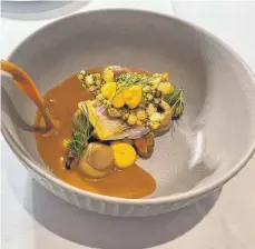  ?? FOTO: NYF ?? Schmackhaf­ter Teil eines kreativen Menüs von Jari Dochat: die Fischsuppe mit Felchen und Safran.