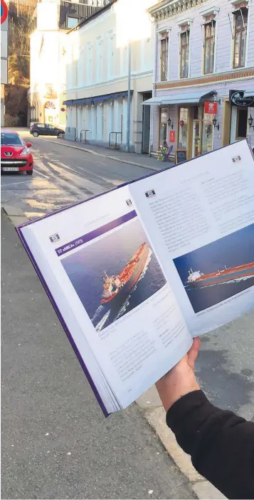  ??  ?? Her ser vi forfattere­n vise frem sitt over 400 siders verk om motorskips­farten i Arendal.