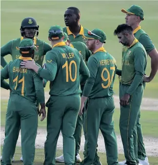  ?? ?? SOUTH African national cricket team players gather while waiting for a decision.