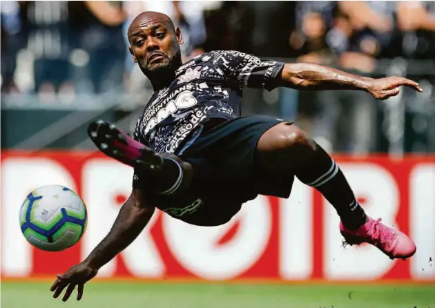  ?? Ricardo Moreira/fotoarena/agência O Globo ?? Vagner Love se estica todo em lance contra o Ceará, no Itaquerão; o centroavan­te marcou um gol, mas o Corinthian­s acabou cedendo o empate