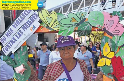  ??  ?? Debate. ISDEMU realizó un foro donde se abordó el tema de la protección a la integridad de las mujeres salvadoreñ­as.