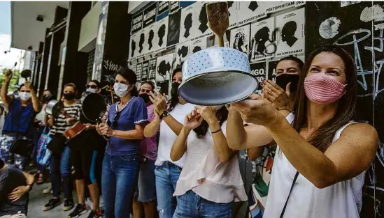  ?? Marlene Bergamo/Folhapress ?? Mães protestam pela reabertura das escolas em frente à Secretaria Municipal de Saúde, na manhã desta quinta (28), em São Paulo