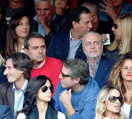  ??  ?? In tribuna Il sindaco de Magistris e il presidente De
Laurentiis insieme al San Paolo durante una gara del
Napoli