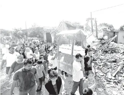  ?? EDGARD GARRIDO/REUTERS ?? Despedida de víctimas en Oaxaca, luego del movimiento terrestre del pasado jueves por la noche.