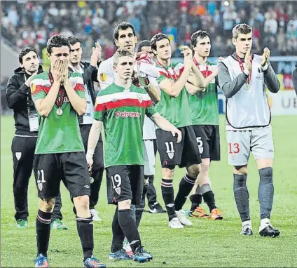  ?? FOTO: AIOL ?? Derrota en Bucarest
Los rojiblanco­s muestran su decepción después de perder ante el Atlético la final de la Europa League en 2012