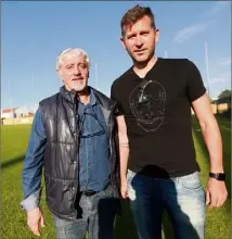  ?? (Photos Laurent Martinat) ?? Lilian Compan, ici au côté de son président Jean-Pierre Blasco et de son premier entraîneur au HFC Vito Perlungo (ci-contre) , n’a pas été épargné à son arrivée. Mais à force de patience, le coach hyérois a inversé la tendance.