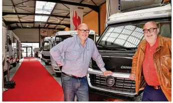  ??  ?? Dans le showroom de Bouafle : à g., Jean-Claude Dion à l’initiative du salon, à dr, Jean-Pierre Salinski, l’un des plus importants concession­naires de camping-cars en région parisienne.